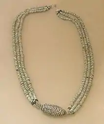 Collier. Tombe d'une femme enceinte riche. Vers 850. Musée de l'ancien Agora