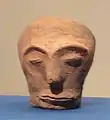 Masque, terre cuite à reliefs, creux, env. demi taille humaine : H. 15,5 cm, L. 13,5 cm. Jōmon Ancien, 5000-2500.