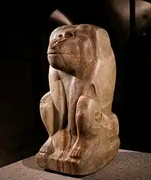 Statue d'albâtre d'une divinité babouin avec le nom du pharaon Narmer inscrit sur sa base. V. 3000 av. J.-C., Ägyptisches Museum.