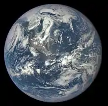 Vue globale de la Terre, pleinement éclairée.