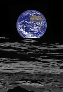 Lever de Terre au-dessus de la surface lunaire.