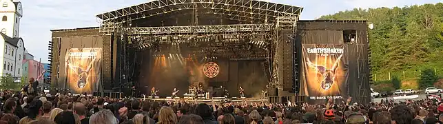 Vue panoramique de la scène du Earthshaker Fest 2005 durant la prestation de Dimmu Borgir