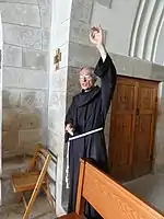 Un franciscain faisant visiter l'église.