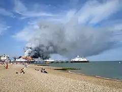 Eastbourne Pier en flammes.