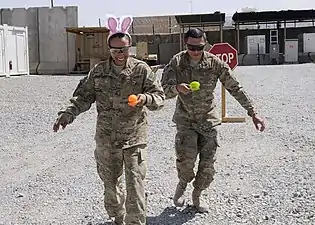 Soldats américains stationnés en Afghanistan dans une course à l'œuf (avec un set de jeu en plastique) à l'occasion de Pâques. 2013