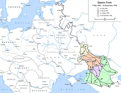 Carte en couleur et en langue anglaise. Les terres immergées y sont en blanc, l’Océan en bleu. La carte schématise Léa progression des troupes de la Wehrmacht dans le Sud-Ouest de l'Union soviétique durant la Seconde Guerre mondiale du 7 mai au 18 novembre 1942.