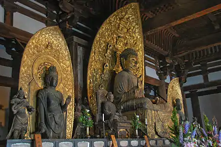 Groupe de statues représentant le Bouddha de Médecine Bhaishajyaguru, Yakushi en japonais, objet d'un culte important au Japon depuis le VIIe siècle. Il est entouré des boddhisattvas  Sūryaprabha (Lumière du Soleil), Nikkō Bosatsu en japonais, et Candraprabha (Lumière de la Lune), Gakkō Bosatsu, et des Douze Généraux célestes. Salle dorée, aile Est.