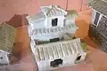 Maquette d'une petite maison sur cour de deux étages.