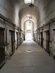 Photo du couloir de l’Eastern State Penitentiary de Philadelphie qui sert de décors au film.