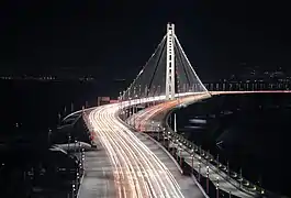 Vue nocturne du pont.