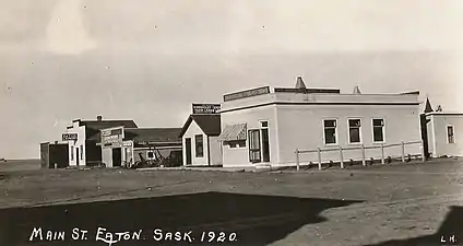 Carte postale de la rue principale de la ville d'Eaton, Saskatchewan, Canada. Fondée en 1919, elle a changé de nom pour devenir Eatonia en 1921 en raison d'une confusion avec la ville voisine d'Eston, en Saskatchewan.