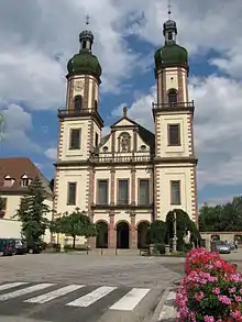 Les deux tours de façade de l'abbaye d'Ebersmunster sont couronnées de deux bulbes superposés à huit pans et séparés par un lanternon ajouré.