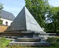 Pyramide funéraire d'Eberstein au sud de l'église