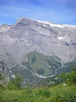 Vue des éboulements des Diablerets sur la partie gauche de l'image, sous le sommet des Diablerets.