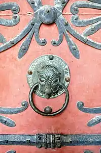 Heurtoir sur la porte principale.