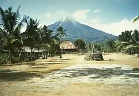 Vue vu volcan Ebulobo depuis le village de Boa Wae.