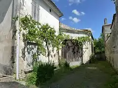 Ruelle du bourg avec portail.