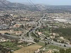 L'échangeur Aubagne-sud : A50 au premier plan, A52 dans l'axe de la photo (Aire urbaine de Marseille Aix-en Provence)