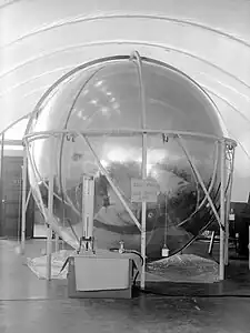 Prototype à l'échelle des satellites Echo soumis à un test le 1er mai 1960.