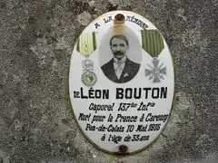 A la mémoire de Léon Bouton, mort pour la France.