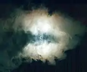 L'éclipse vue depuis Montréal, photographiée au travers des nuages, juste après son maximum.