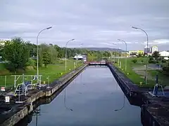 Écluse du port de Frouard, au fond à droite le portique à colis lourds.