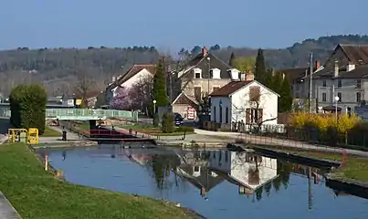 Écluse à Montbard.