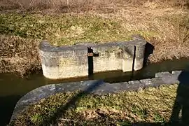 Écluse d'Embierir, vestiges d'un barrage sur le canal latéral.