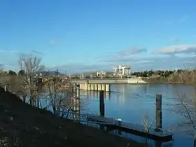 Pont sur le barrage de Caderousse