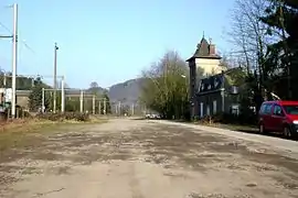 Écluse de Tilff, vue sur le canal remblayé, à droite la maison de l'éclusier.