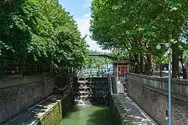 Une écluse double du canal.