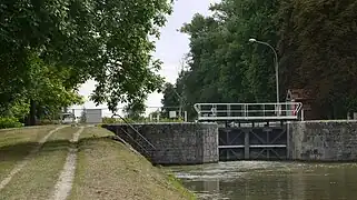 Écluse sur le canal du Loing.