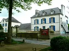 Photographie en couleurs prise de la rue face au bâtiment de l'école.