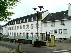 Photographie en couleurs prise de la rue face au bâtiment de l'école.