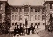  carte postale ancienne en noir et blanc montrant les élèves de la première promotion prenant la pose