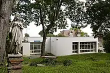 Vue du jardin de la maison de Camille Lambert et du nouveau bâtiment de l'École et Espace d'art contemporain Camille Lambert - crédit photo Laurent Ardhuin