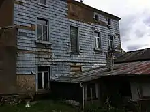 Façade arrière de l'école fondamentale du village.