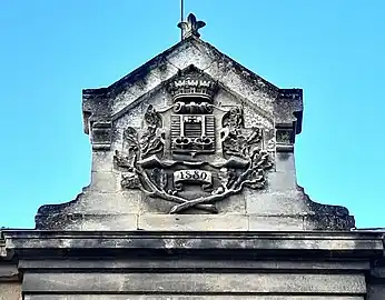 Blason sur le fronton de l'école maternelle du centre