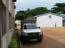 vue de la cour avant de l'École nationale de Police, à Cotonou au Bénin.