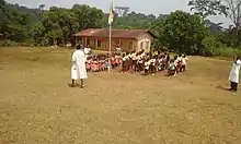 Élèves de l'école primaire et de l'école maternelle d'Hikoadjom devant le plus ancien bâtiment du site