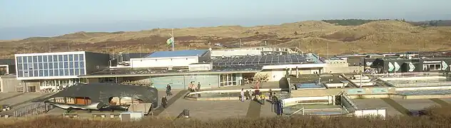 Vue d'ensemble du musée, en 2009, depuis les dunes.