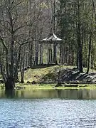 Fabrique sur l'île du plan d'eau.