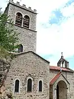 L'église et son porche.