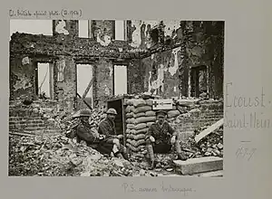 Les soldats britanniques dans les ruines du village en 1917.