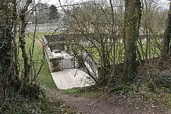 Le cimetière est situé en contre-bas du talus de l'ancienne voie ferrée.