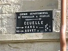 Plaque sur la façade de la mairie.