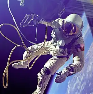 Edward White est le premier astronaute américain à effectuer une  sortie extravéhiculaire dans l'espace dans le cadre de la mission Gemini 4