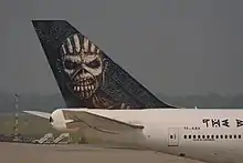 Logo sur le gouvernail de direction du Boeing 747 d'Iron Maiden.