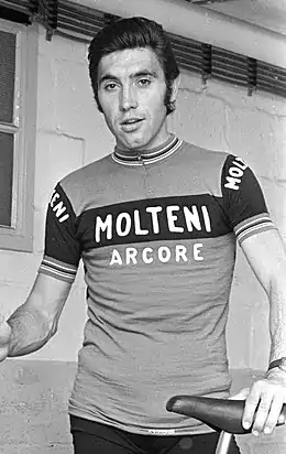 Photographie en noir et blanc, d'un homme portant un maillot avec l'inscription "Molteni Arcore"