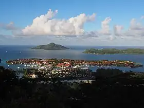 Vue générale sur Eden Island avec en arrière plan Île Sainte Anne (à gauche) et l'Île au Cerf.